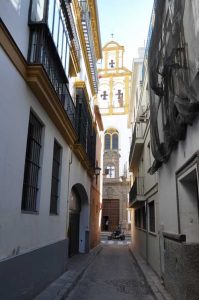 where to stay near the Alcazar