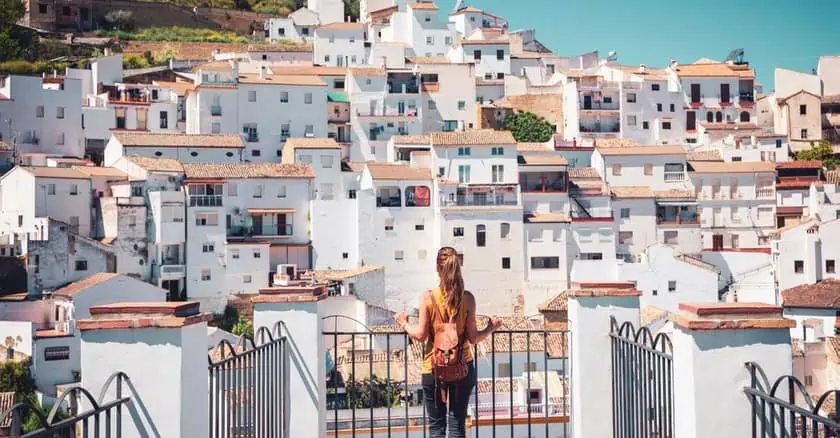 Donna che osserva le case di Setenil de Las Bodegas, Andalusia.